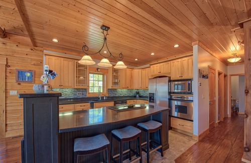 Maggie Valley Cabin | Beautiful 4 BR/3.5 BA + Loft, Hot-Tub, Valley Views, Covered Porch, Wi-Fi