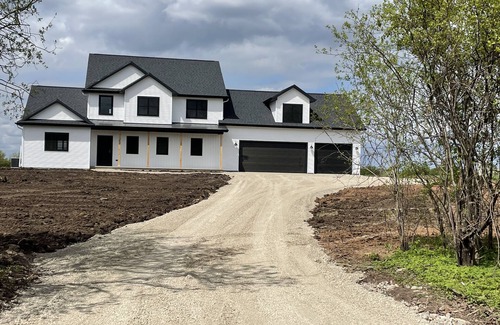 Butte Des Morts House | Beautiful 4 BR Home 10 miles from EAA!