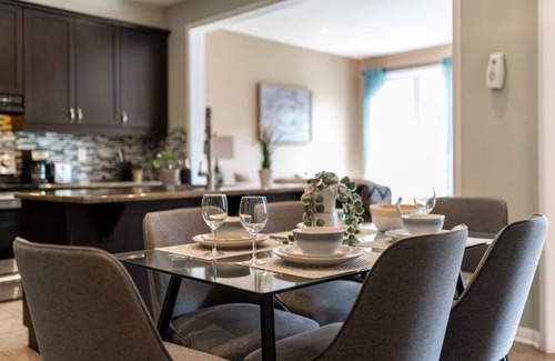 Halton Regional Municipality House | Beautiful 4 BR Home. Backyard Oasis. Chefs Kitchen