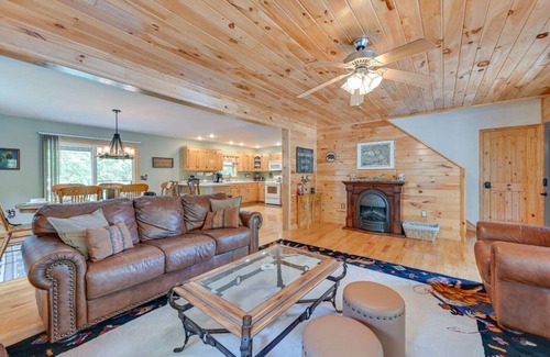 Byrdstown Cabin | Beautiful 4 BR Retreat 3 miles from Eagle Cove and Star Point Marinas on DHL