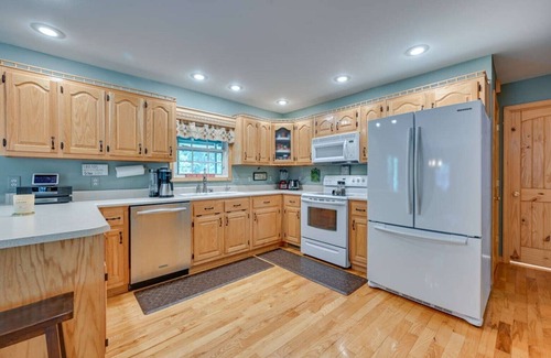 Byrdstown Cabin | Beautiful 4 BR Retreat 3 miles from Eagle Cove and Star Point Marinas on DHL