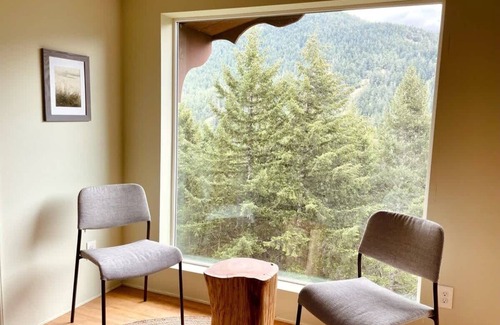 Port Angeles Ski Chalet | Beautiful 4 Person Suite - Olympic National Park