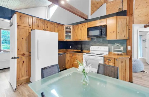 Bracebridge Cottage | Beautiful 4 Season Muskoka river waterfront cottage with a Hot tub!