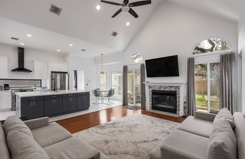 Shady Hollow House | Beautiful 4bdr with pool in South Austin