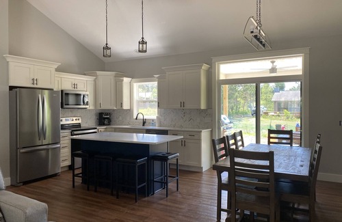 Thompsonville House | Beautiful 4bdrm home in Crystal Mountain Resort with private hot tub