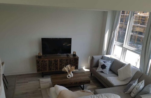 Barrie House | Beautiful 4brd-3bth Townhome 7 mins to Lakeshore