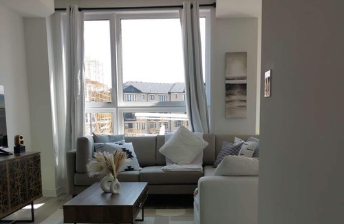 Barrie House | Beautiful 4brd-3bth Townhome 7 mins to Lakeshore