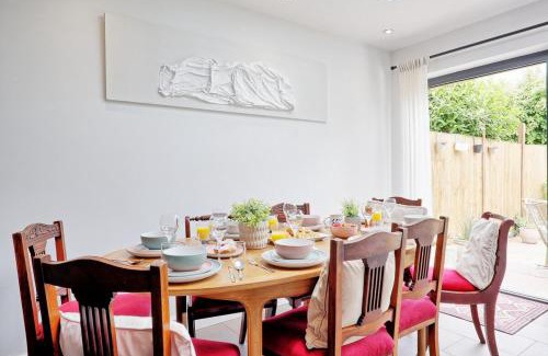 Southend-on-Sea House | Beautiful 5 bed house, relaxing garden and driveway parking 10 min to the beach