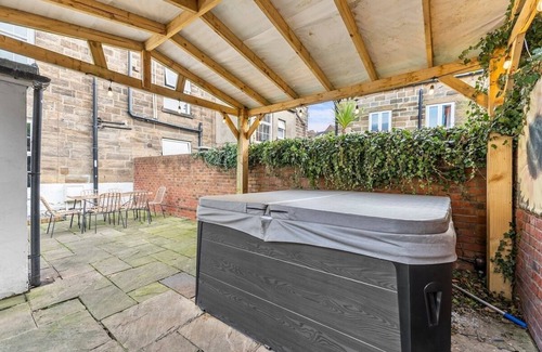 Whitby House | Beautiful 5 Bed Home in Central Whitby - Hot-tub