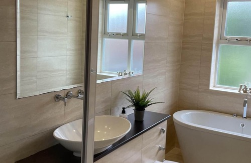 Walsall House | Beautiful 5-Bed House in Walsall