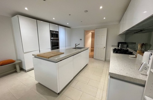 Shaftesbury House | Beautiful 5 Bed House - Sleeps up to 12 - Central