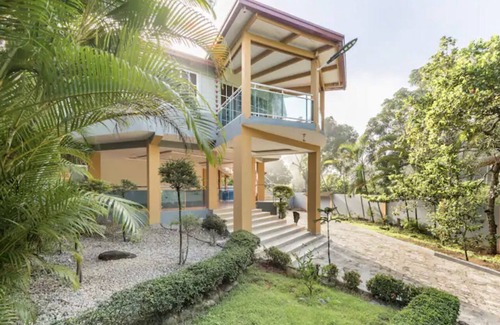 Piedra Blanca Villa | Beautiful 5 bedroom Villa Oasis Amazing pool and Privacy