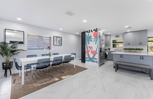 Miami Gardens House | Beautiful 5 bedroom Modern Home with a Pool