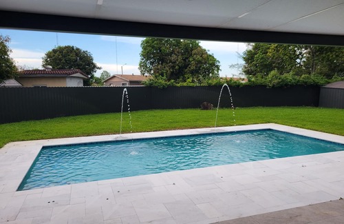 Miami Gardens House | Beautiful 5 bedroom Modern Home with a Pool
