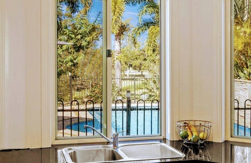North Booval House | BEAUTIFUL 5 BEDROOM HOME WITH POOL, DUCTED AIR CONDITIONING, WIFI.LOTS OF ROOM