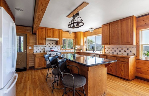 Kettle Falls House | Beautiful 5-bedroom log cabin with spacious rooms and rustic charm.