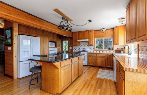 Kettle Falls House | Beautiful 5-bedroom log cabin with spacious rooms and rustic charm.