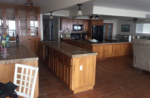 Nice House | Beautiful 5 Bedroom, 3 bath waterfront home on Clearlake w/private hot tub