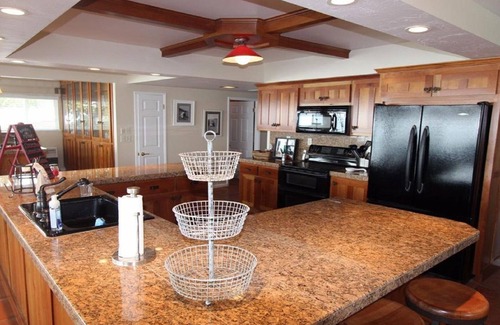 Nice House | Beautiful 5 Bedroom, 3 bath waterfront home on Clearlake w/private hot tub
