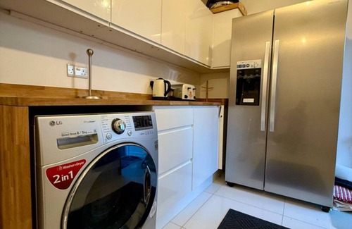 Wormholt and White City House | Beautiful 5 Bedroom 4 bathroom house in central London | 5 mins from station.