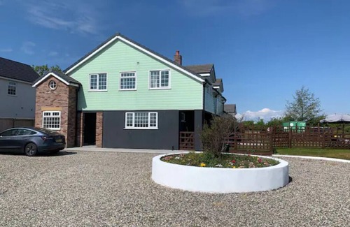 Knott End-on-Sea House | Beautiful 5-Bedroom House with Jacuzzi