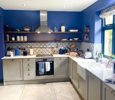 Llanwenarth House | Beautiful 5 bedroom house with hot tub & fire pit