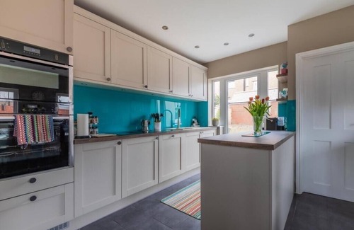 Cyncoed House | Beautiful 5 bedroom House in smart suburb. Close to beautiful Lake & Parkland.