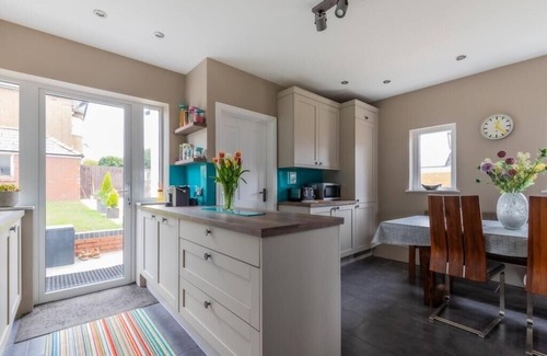Cyncoed House | Beautiful 5 bedroom House in smart suburb. Close to beautiful Lake & Parkland.