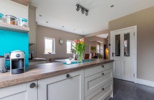 Cyncoed House | Beautiful 5 bedroom House in smart suburb. Close to beautiful Lake & Parkland.