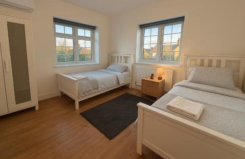 Wormholt and White City House | Beautiful 5 bedroom house in central london