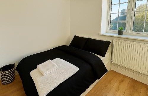 Wormholt and White City House | Beautiful 5 bedroom house in central london