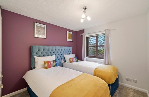 Hartwell House | Beautiful 5 bedroom house in Stone, Aylesbury, Free parking