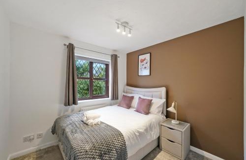 Hartwell House | Beautiful 5 bedroom house in Stone, Aylesbury, Free parking