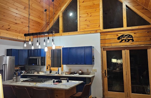 Frank House | Beautiful 5-bedroom log cabin with spectacular mountain views.