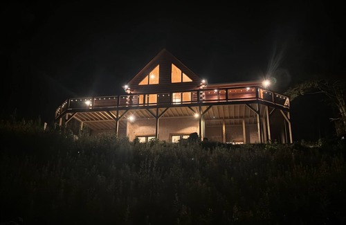 Frank House | Beautiful 5-bedroom log cabin with spectacular mountain views.