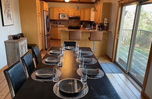 Putney House | Beautiful 5-Bedroom Upscale Country Home With Home Theater