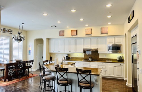 Simi Valley House | Beautiful 5 bedroom 5 bathroom home with pool and spa!