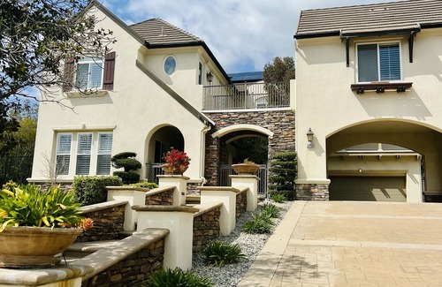 Simi Valley House | Beautiful 5 bedroom 5 bathroom home with pool and spa!