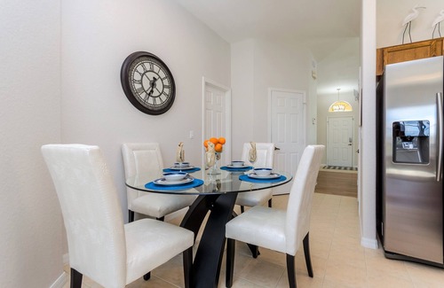 Marbella House | Beautiful 5 Bedroom Villa with Scenic View