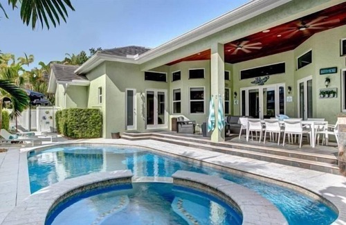 Lauderdale Beach Apartment | Beautiful 5 Br. Single family (232408) by Houzlet