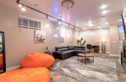 River North Villa | Beautiful 5br home for 14 guests with free parking