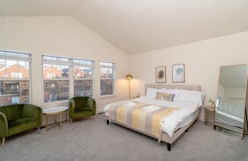 River North Villa | Beautiful 5br home for 14 guests with free parking