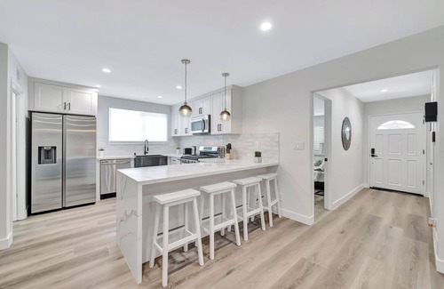 West Hills House | Beautiful 5BR House W/2 King Beds & Jacuzzi!