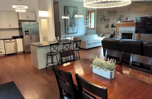 Hales Corners House | Beautiful 6 bedroom with Heated Pool & Jacuzzi
