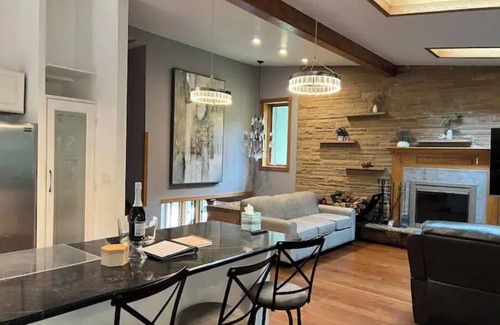 Hales Corners House | Beautiful 6 bedroom with Heated Pool & Jacuzzi