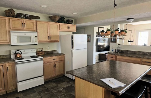 Shelby House | Beautiful 6 bedroom cottage on Stony Creek and Stony Lake