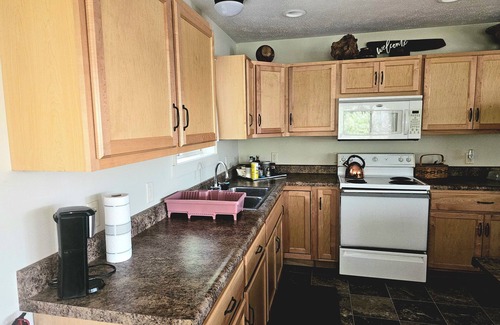 Shelby House | Beautiful 6 bedroom cottage on Stony Creek and Stony Lake