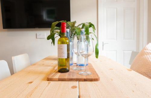 Broadheath House | Beautiful 6 Bedroom Holiday Home, Manchester