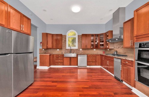 Greater Grand Crossing House | Beautiful 6-bedroom, Private Mansion with Hot Tub