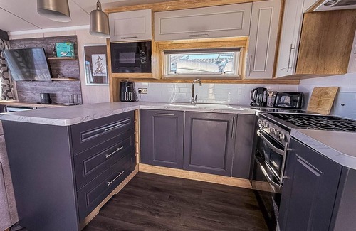 Pakefield House | Beautiful 6 berth caravan with full sea views for hire in Suffolk ref 68004CR